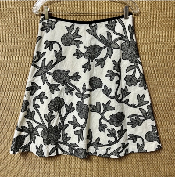 White House Black Market Dresses & Skirts - White House Black Market Skirt Size 2 Cream Gray Appliqué Flowers Embroidered